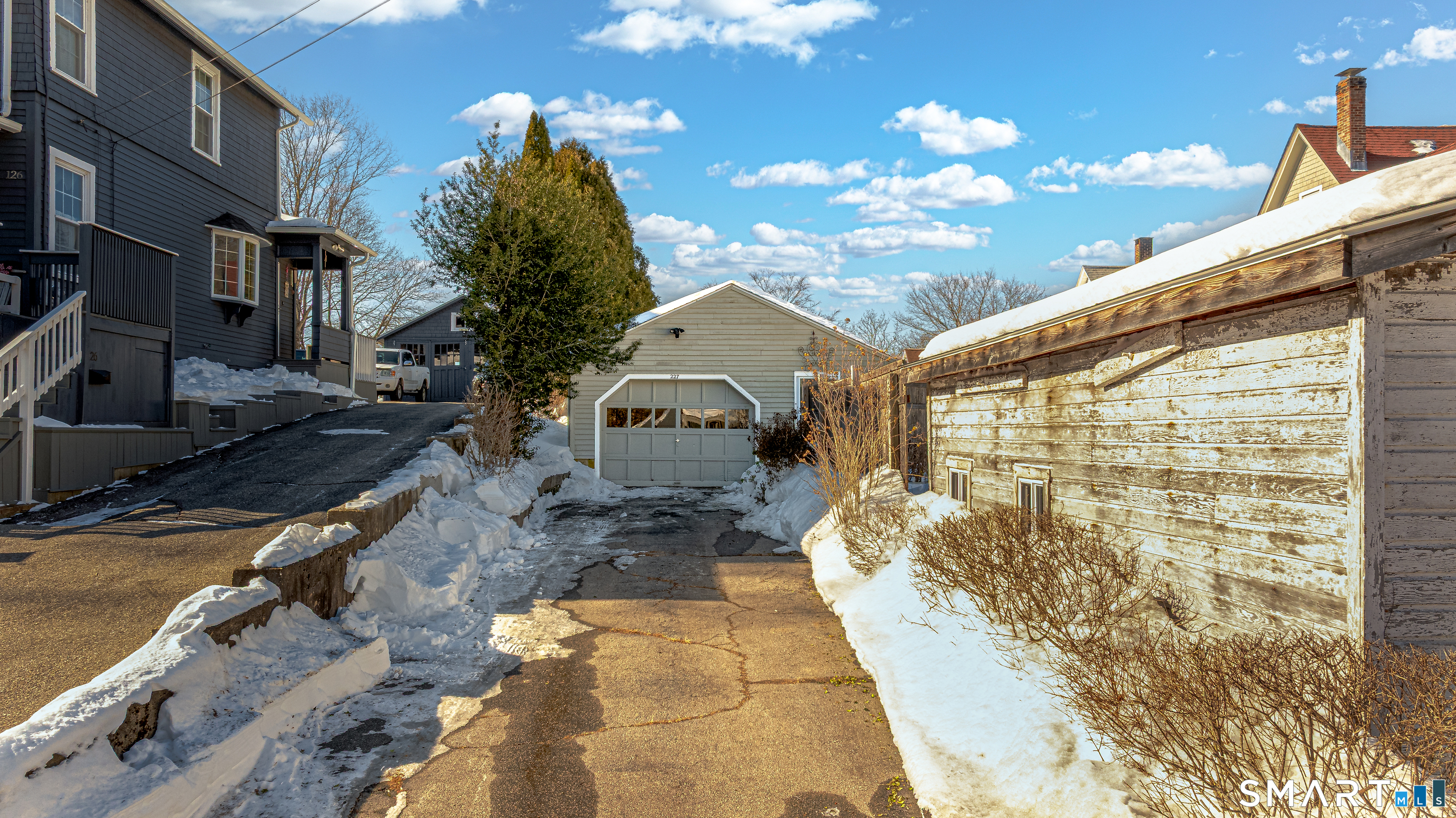 227 Rockwell Street Norwich, CT 06360 - Photo 4 of 40