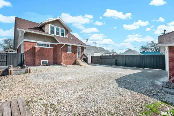 $139,900 | 1662 East Main Street, Galesburg, IL 61401