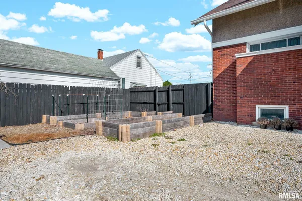 $139,900 | 1662 East Main Street, Galesburg, IL 61401