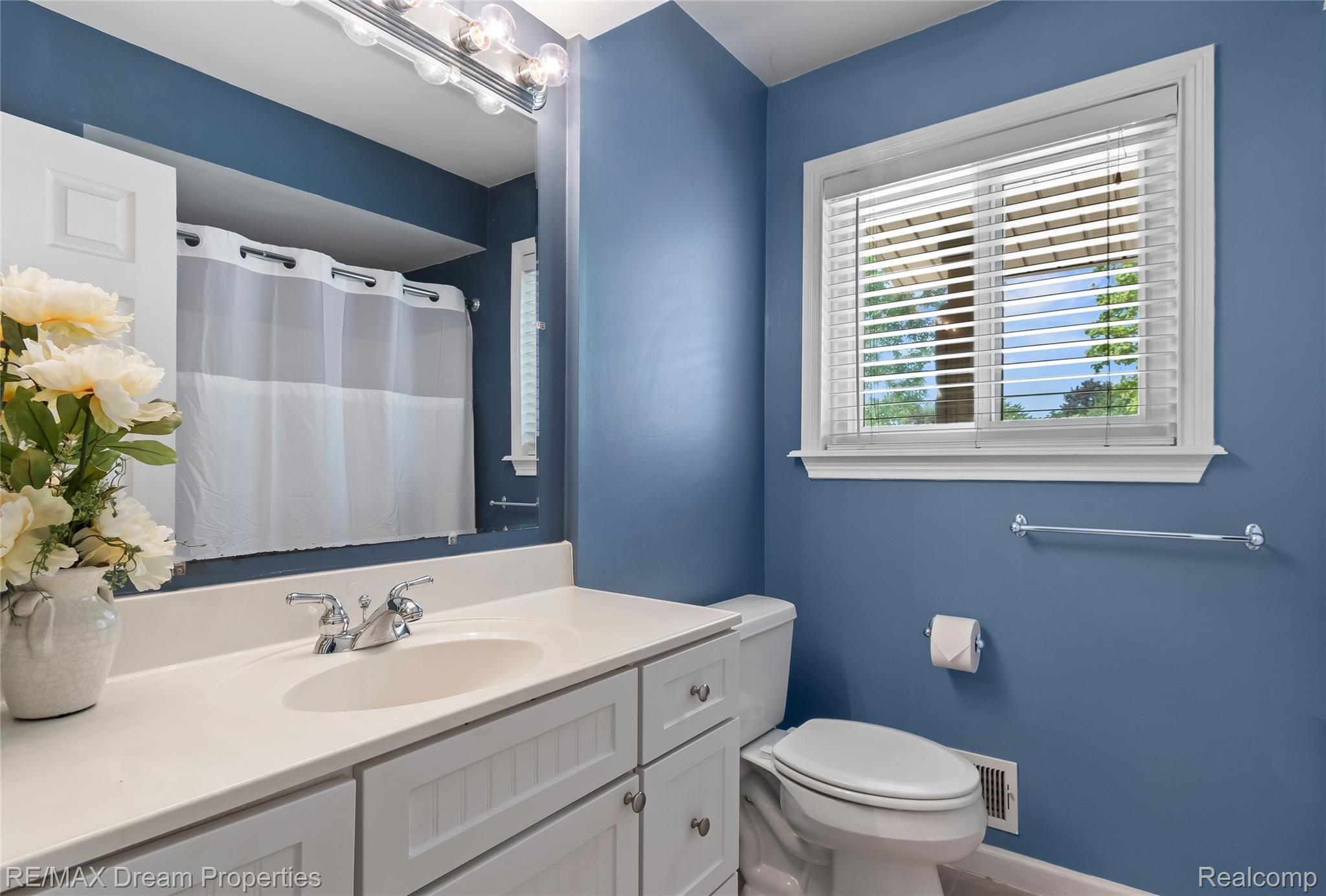 42747 Saxony Road Canton, MI 48187 - Photo 20 of 28 Large Vanity Main Bath