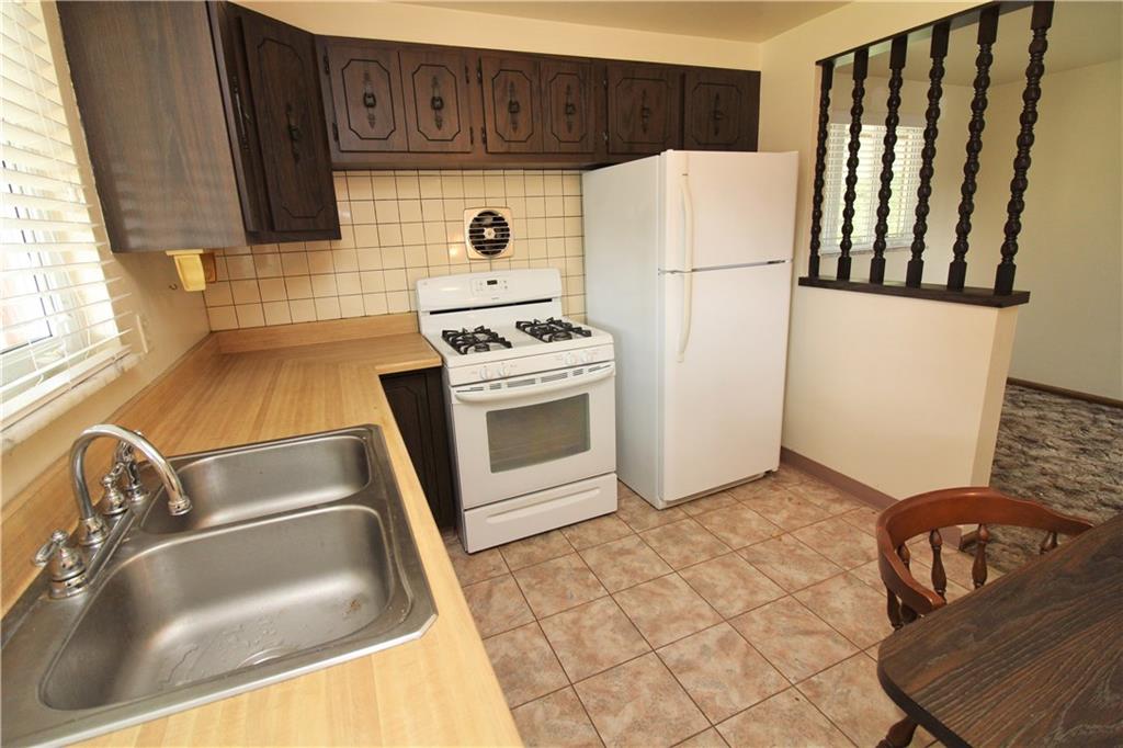 106 Flicker Drive McKees Rocks, PA 15136 - Photo 6 of 17 Kitchen