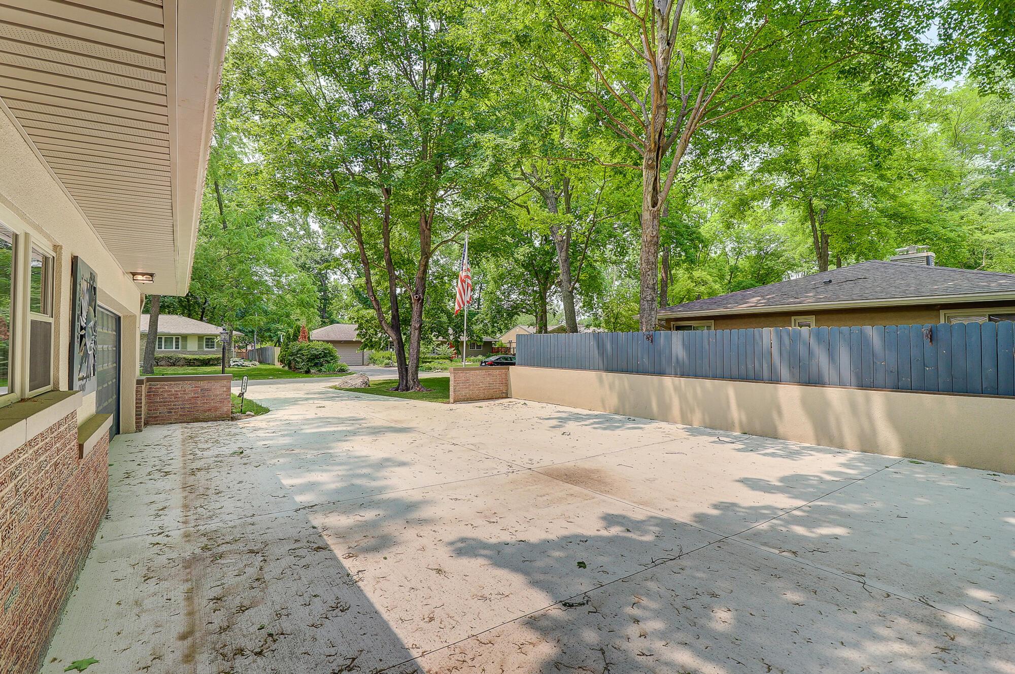 3044 Herrick Road Columbus, OH 43221 - Photo 5 of 36 006
