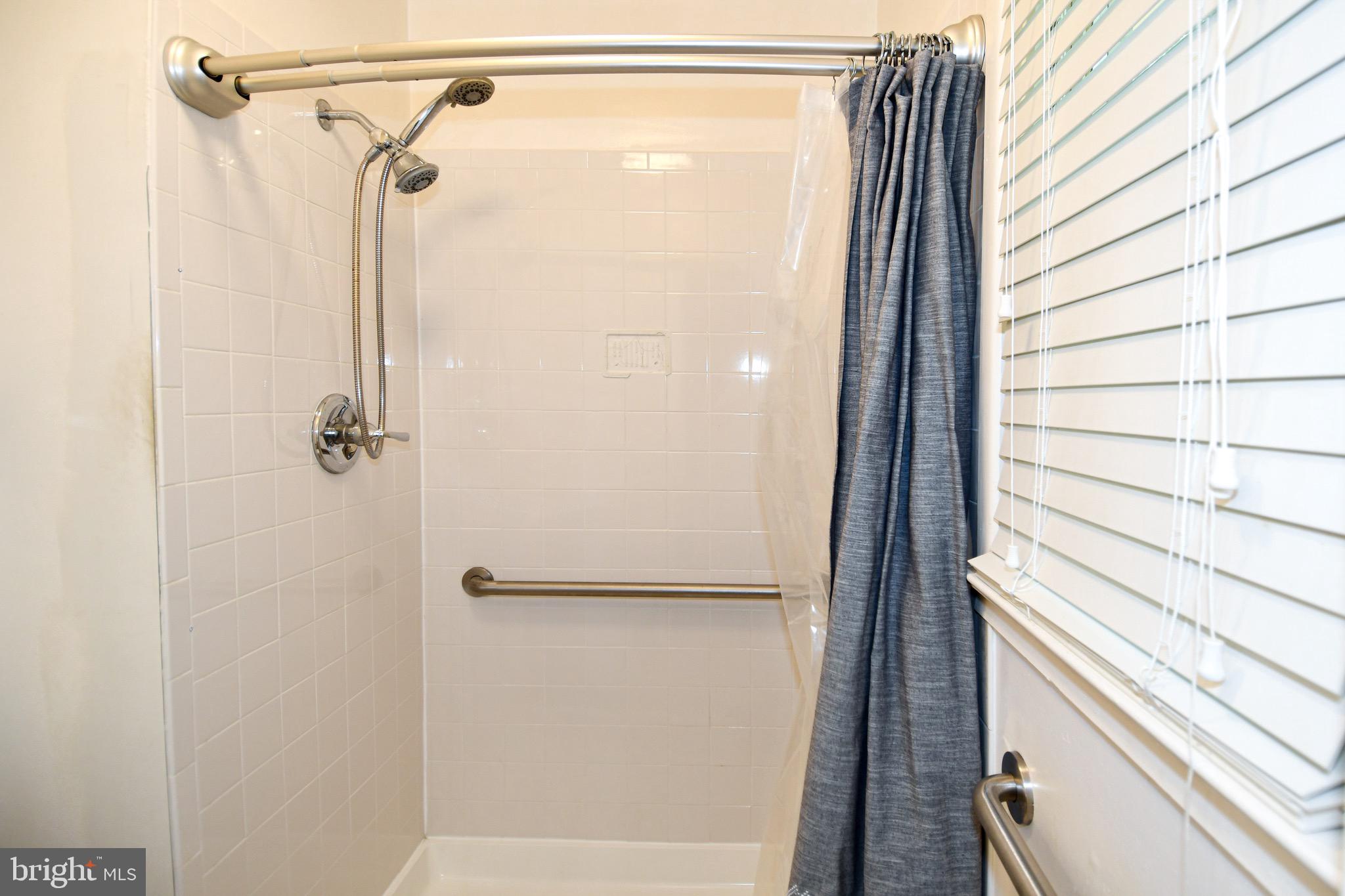 13249 Kurtz Road Woodbridge, VA 22193 - Photo 23 of 35 Primary Bath
