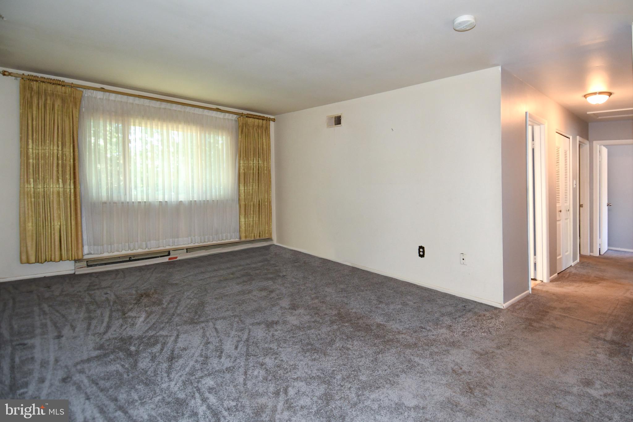 13249 Kurtz Road Woodbridge, VA 22193 - Photo 5 of 35 Living Room