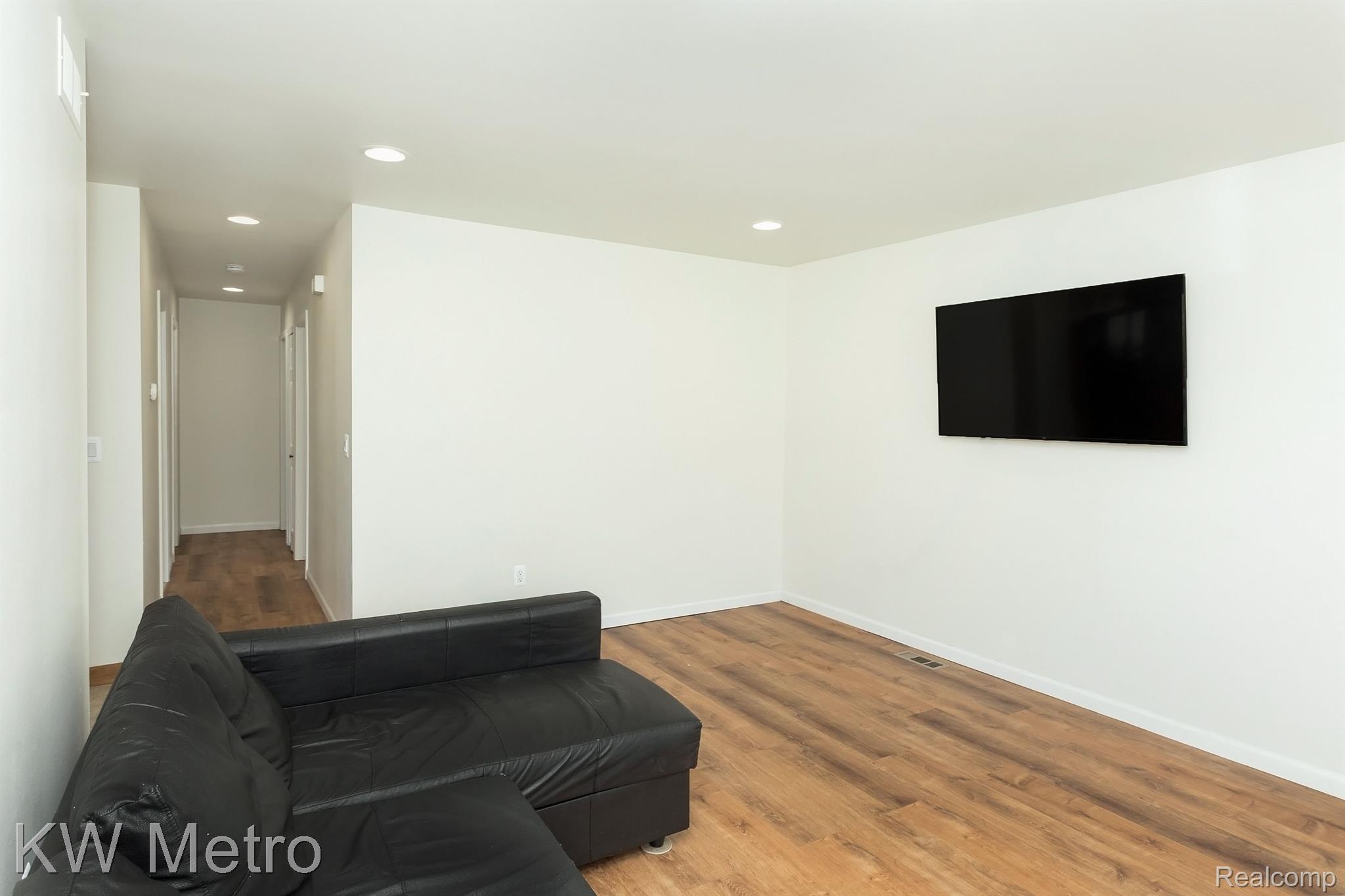 2221 Dorothea Road Berkley, MI 48072 - Photo 3 of 32 Gallery Image 3