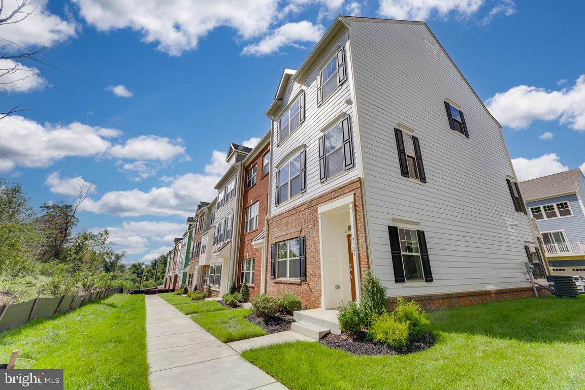 9325 Barnes Loop Manassas, VA 20110 - Photo 3 of 15