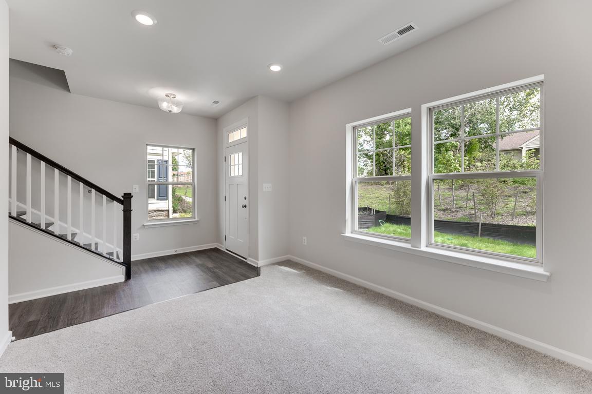 9325 Barnes Loop Manassas, VA 20110 - Photo 4 of 15