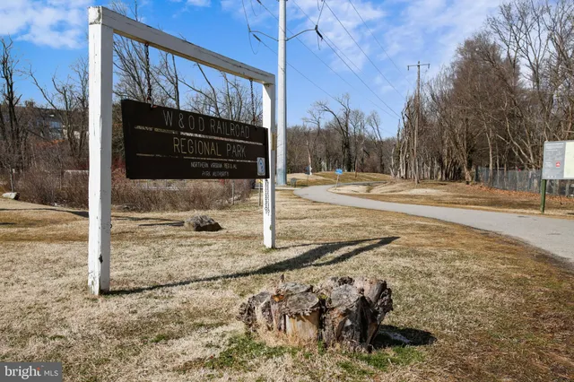 a view of a entrance gate of the house
