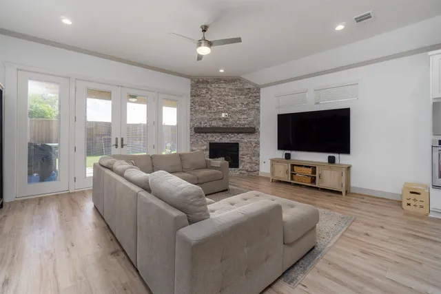 $3,800 | 2572 Ravenna Court, Friendswood, TX 77546