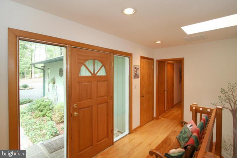 15200 Springfield Road Darnestown, MD 20874 - Photo 3 of 18 Entrance / Foyer