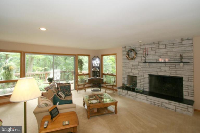 15200 Springfield Road Darnestown, MD 20874 - Photo 4 of 18 Living Room