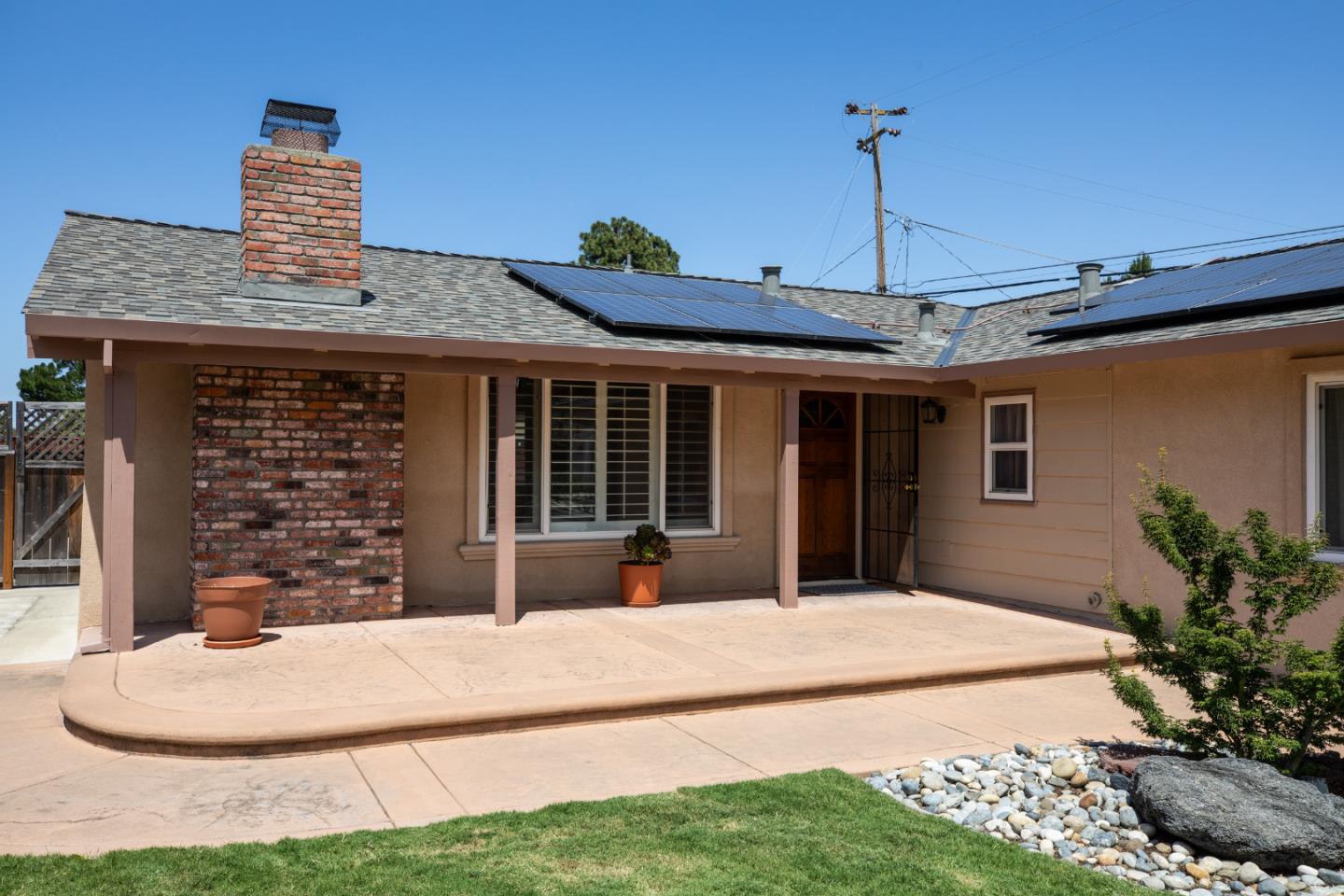 1937 Adelaide Way San Jose, CA 95124 - Photo 5 of 33 a front view of a house with garden