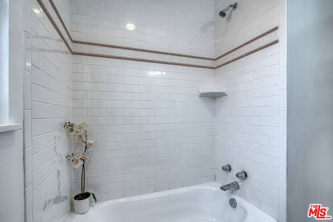 95 Kenneth Street Camarillo, CA 93010 - Photo 19 of 25 a bathroom with a shower and a bathtub