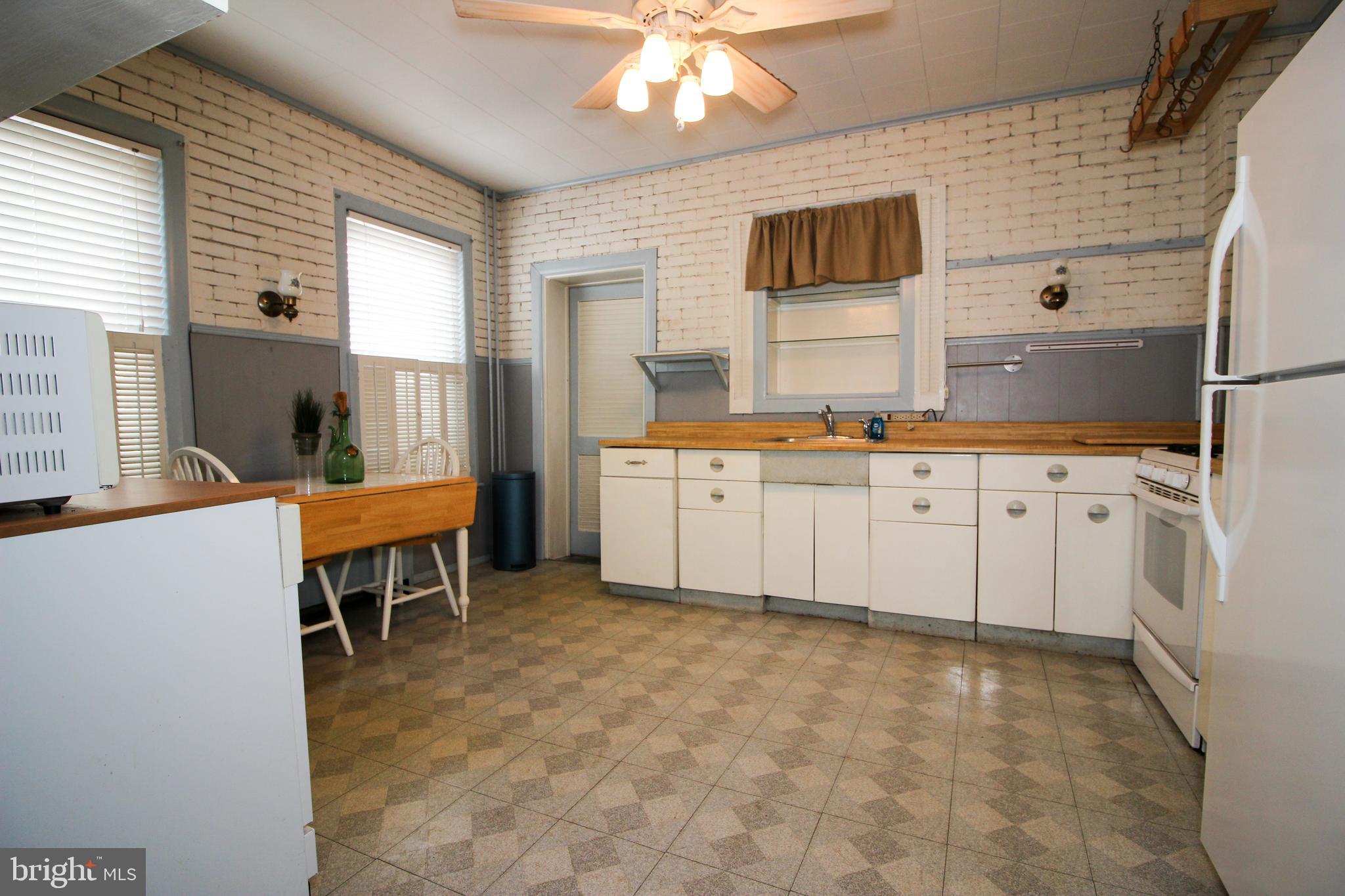 25 Egypt Road Norristown, PA 19403 - Photo 8 of 28 Eat-in Kitchen