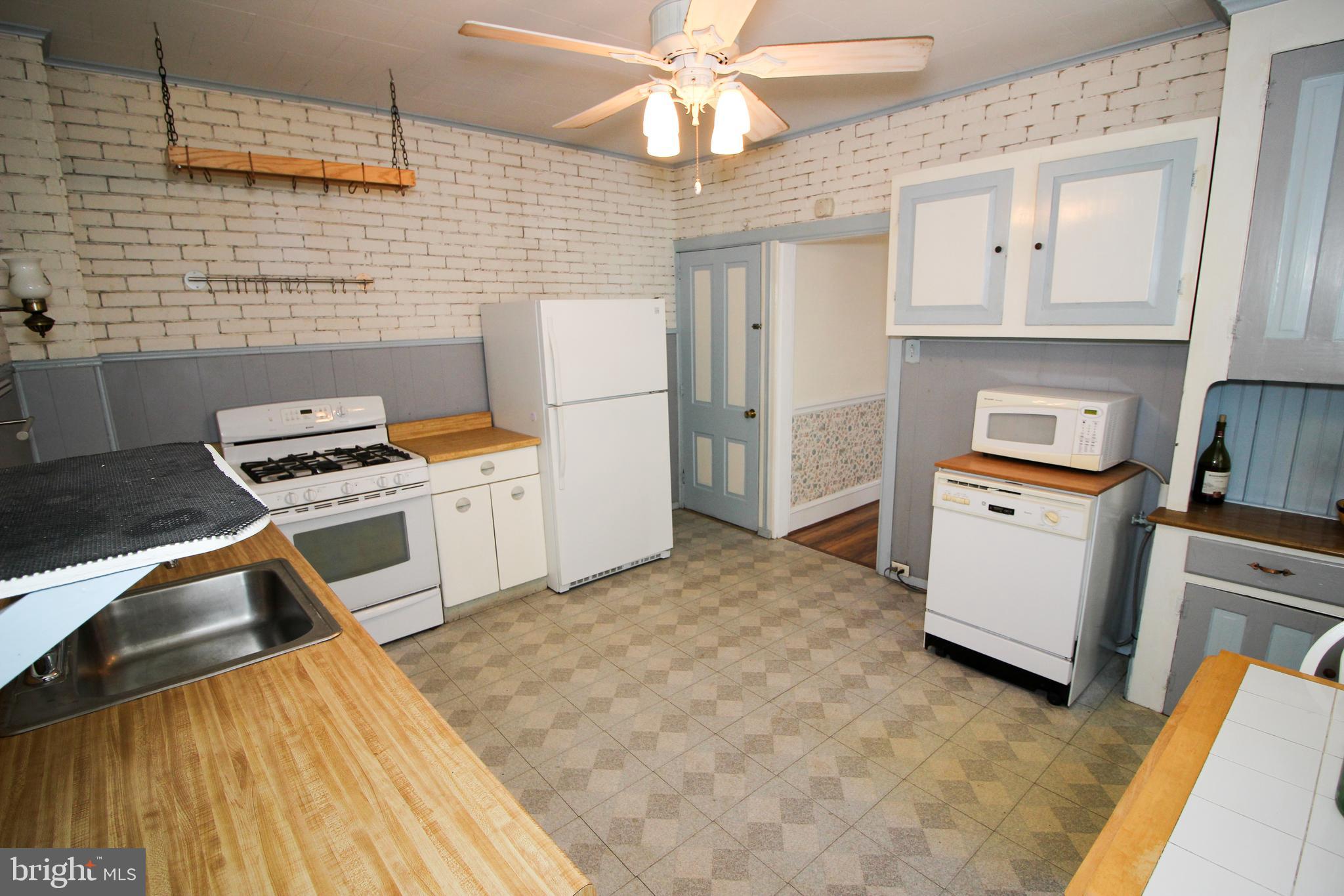 25 Egypt Road Norristown, PA 19403 - Photo 9 of 28 Eat-in Kitchen