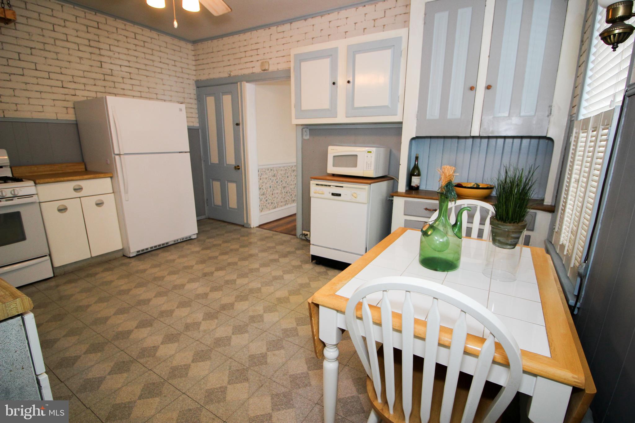 25 Egypt Road Norristown, PA 19403 - Photo 10 of 28 Eat-in Kitchen