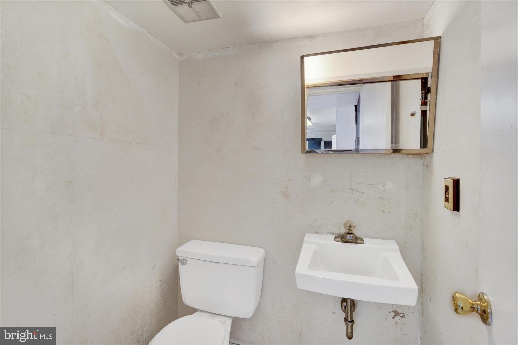 4017 Winlee Road Randallstown, MD 21133 - Photo 11 of 26 Main level half bath