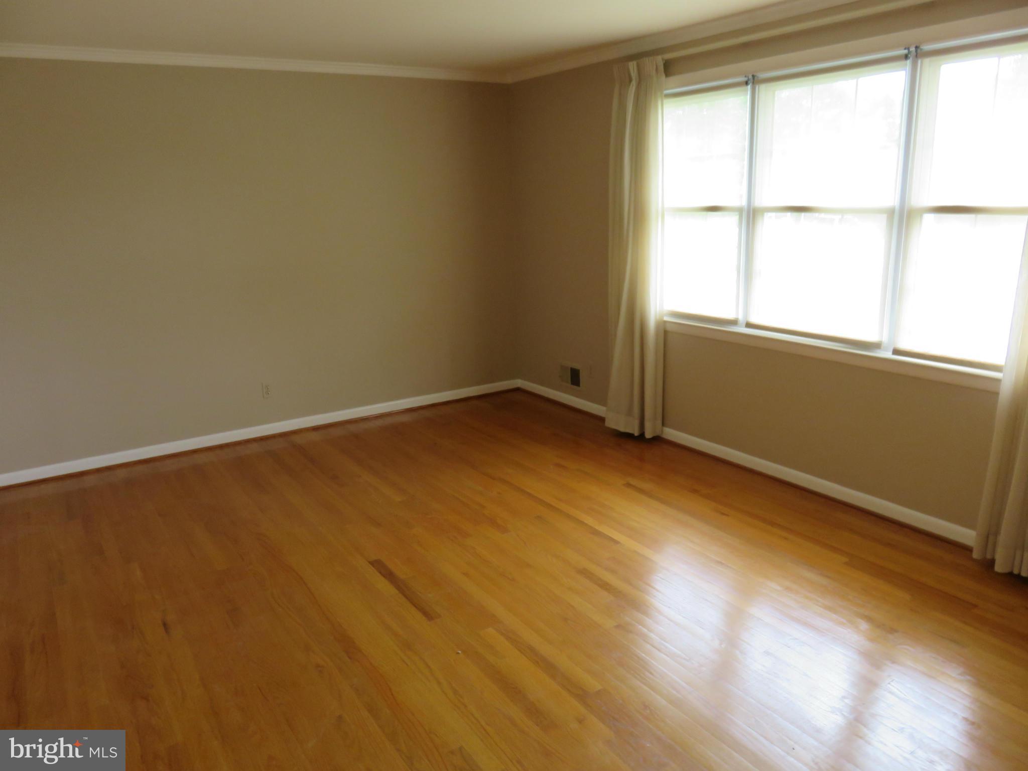 9514 Dawnvale Road Baltimore, MD 21236 - Photo 4 of 26 Living Room