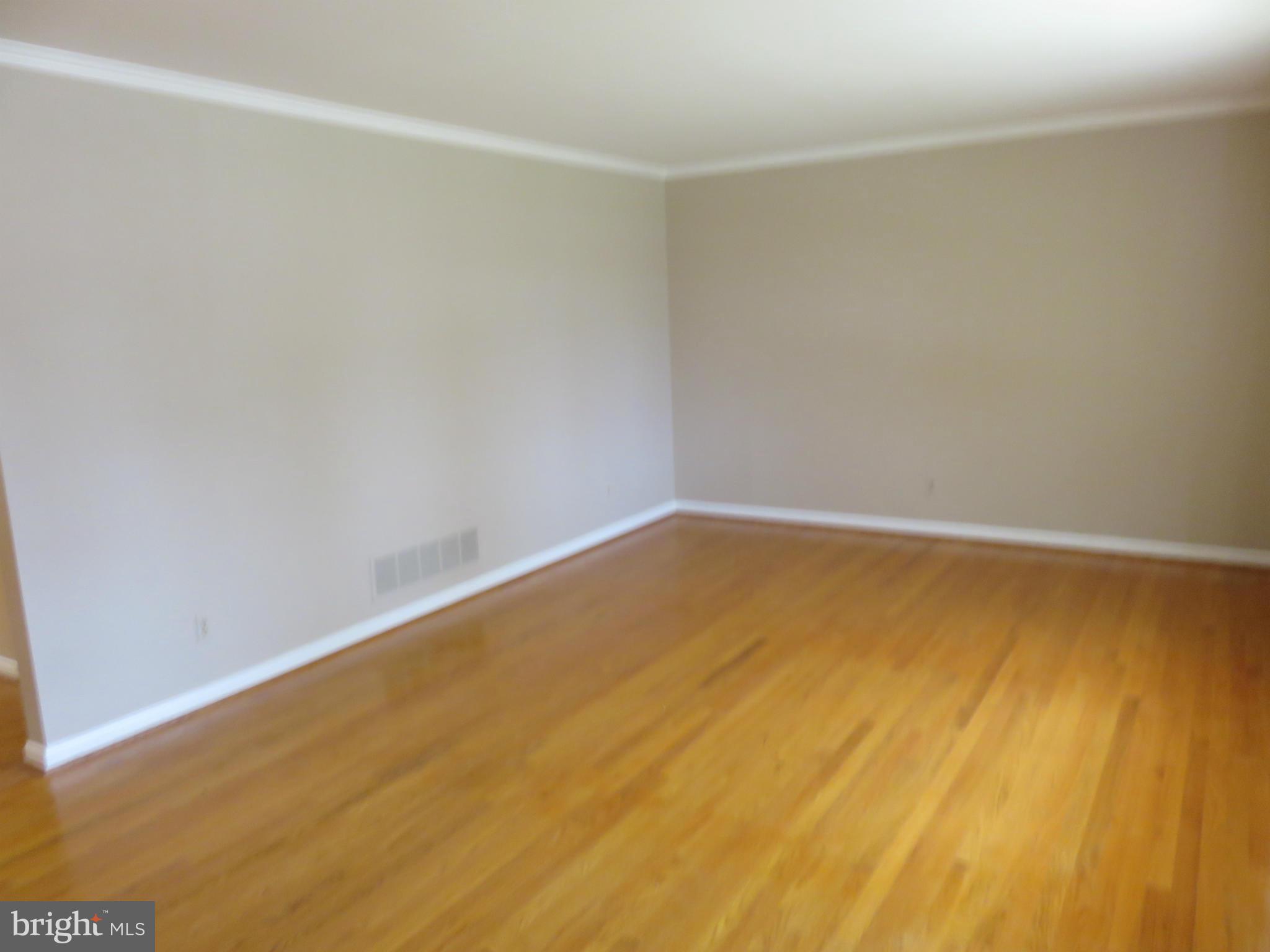 9514 Dawnvale Road Baltimore, MD 21236 - Photo 5 of 26 Living Room