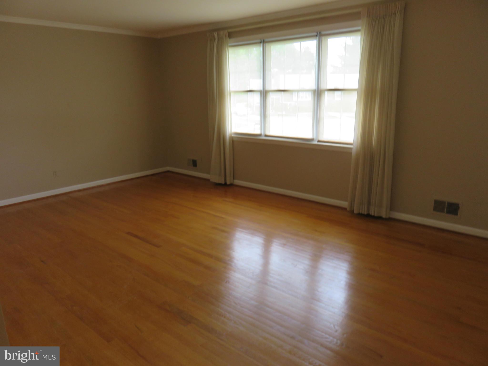 9514 Dawnvale Road Baltimore, MD 21236 - Photo 6 of 26 Living Room