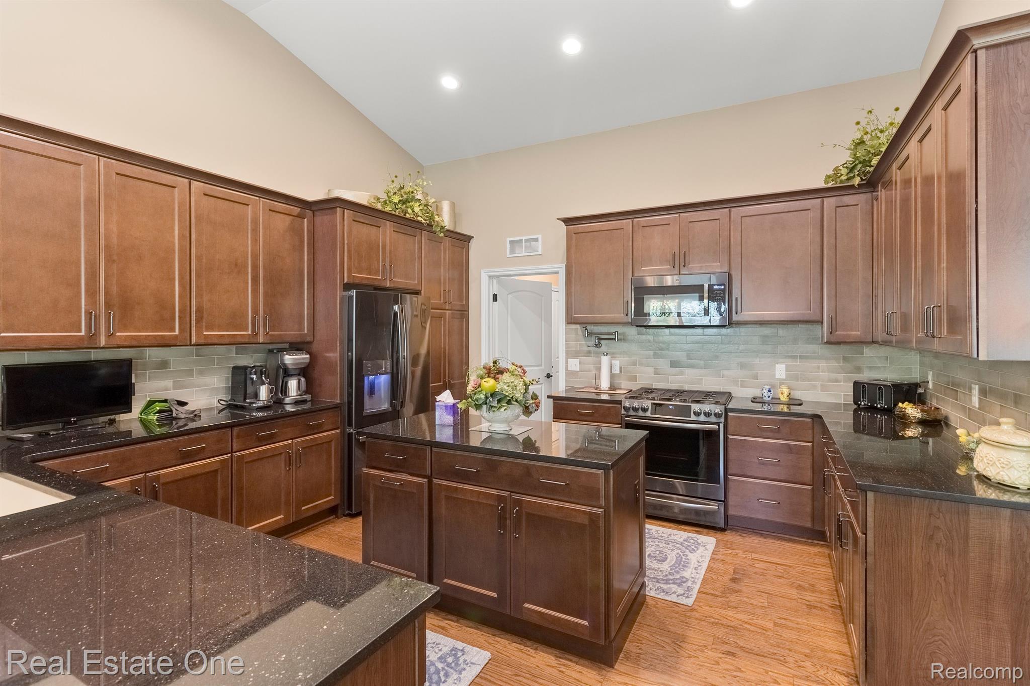 1075 Hampshire Court Rochester, MI 48307 - Photo 25 of 62 Gallery Image 25