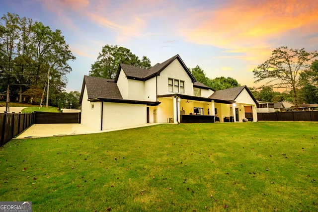 a view of a yard in front of house
