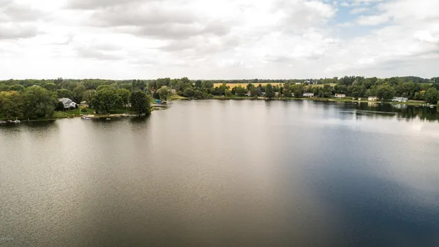 $750,000 | 8610 Dygert Drive Southeast, Alto, MI 49302