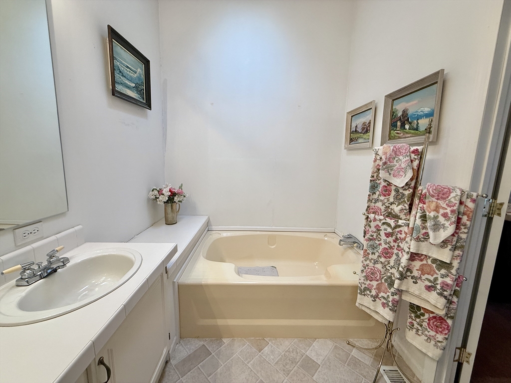 11 Gala Way Chicopee, MA 01020 - Photo 15 of 30