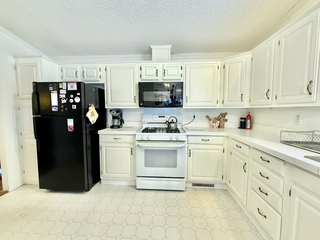 11 Gala Way Chicopee, MA 01020 - Photo 5 of 30