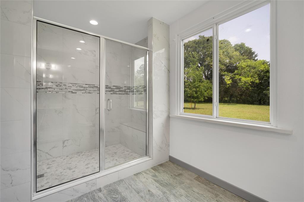 10476 County Road 313 Terrell, TX 75161 - Photo 20 of 40 a bathroom with a glass shower door