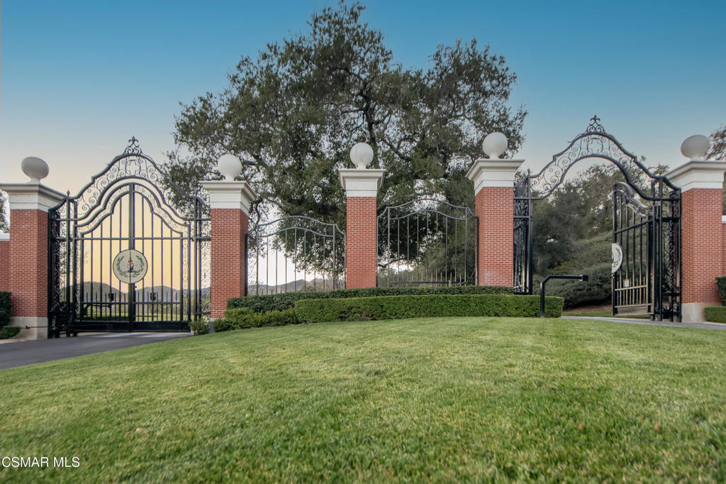 240 West Stafford Road Thousand Oaks, CA 91361 - Photo 22 of 26 a view of a house with a backyard