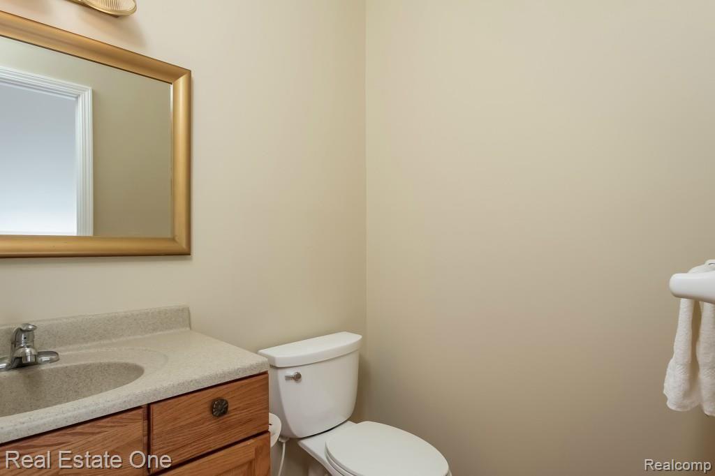 12956 Hummingbird Ridge Davisburg, MI 48350 - Photo 26 of 57 POWDER ROOM