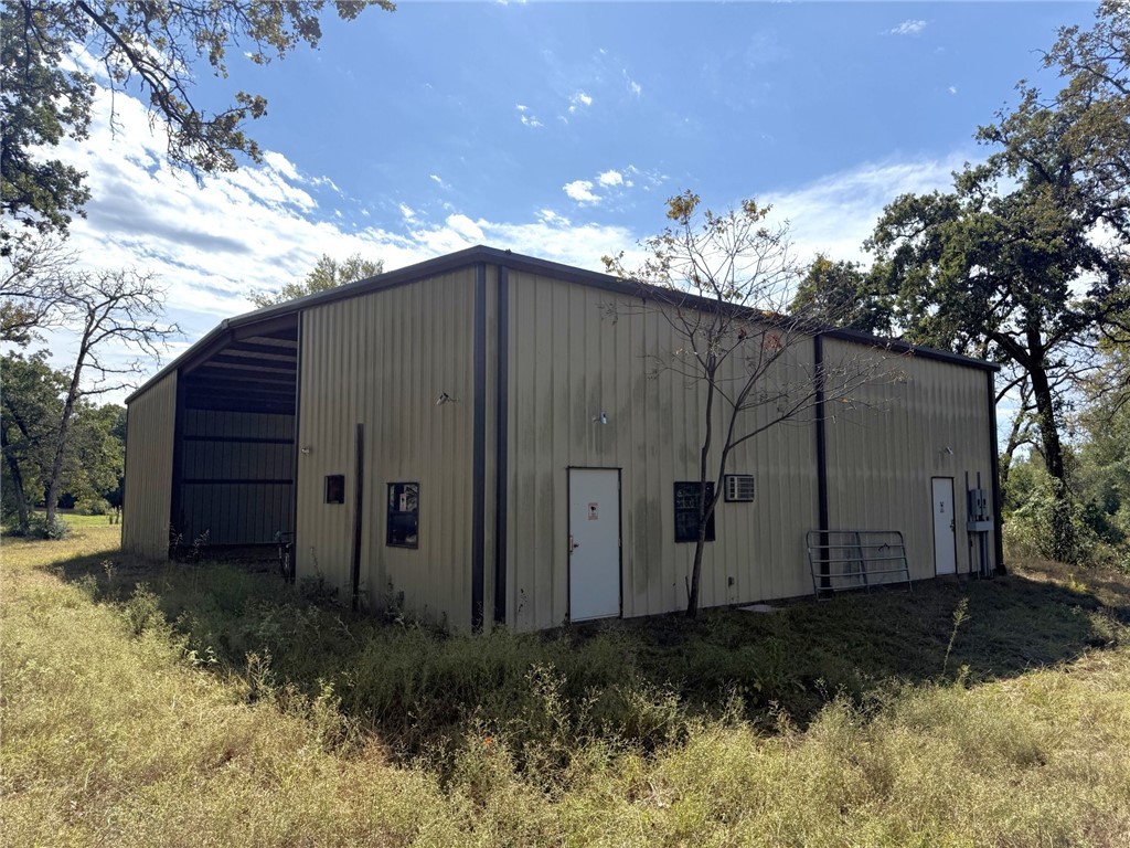 5878 East Boone Prairie Road, Unit COUNTYROAD Franklin, TX 77856 - Photo 4 of 42 a backyard of a house