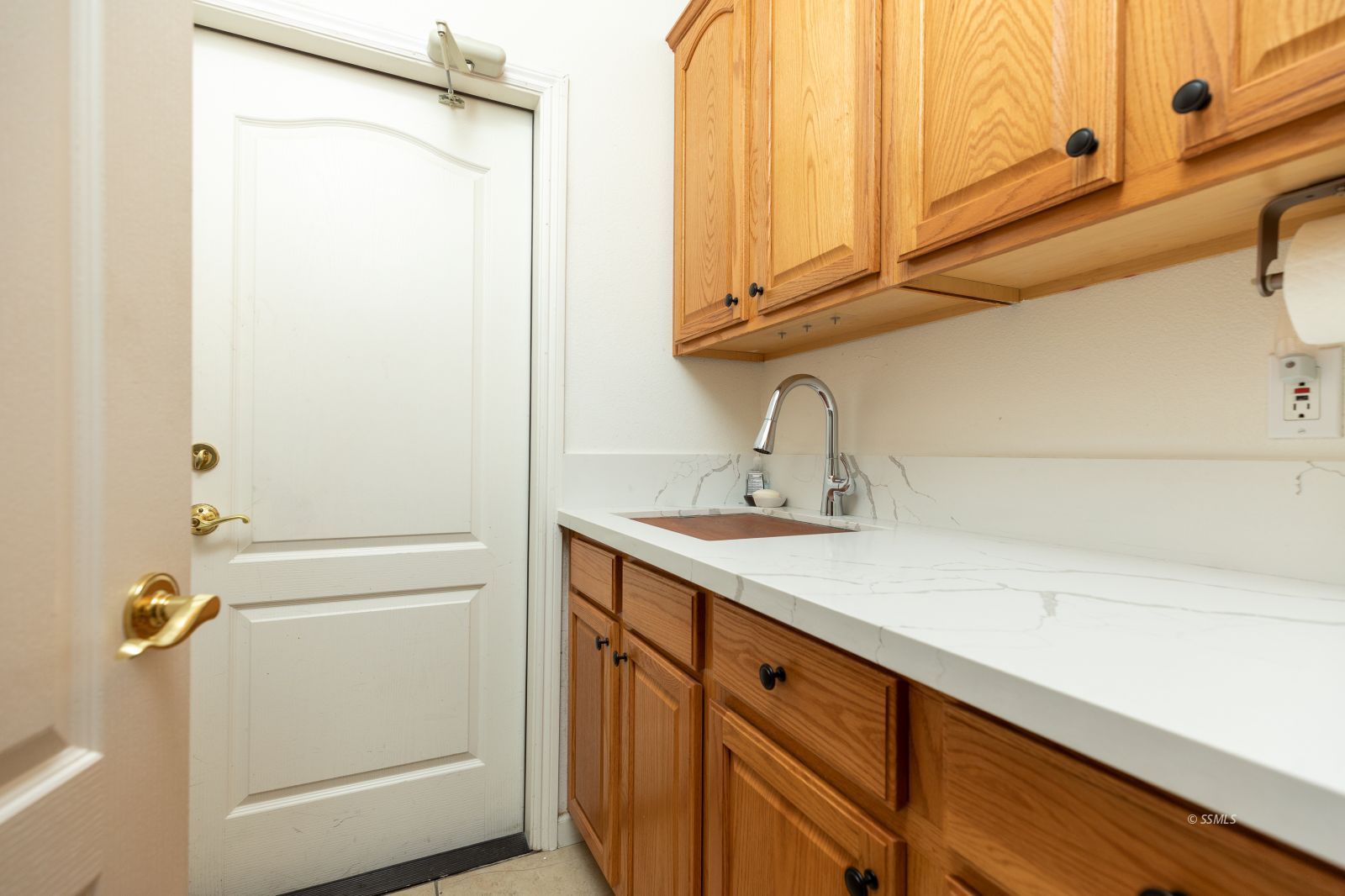 718 Pinon Court Ridgecrest, CA 93555 - Photo 33 of 41 a bathroom with a sink and a mirror