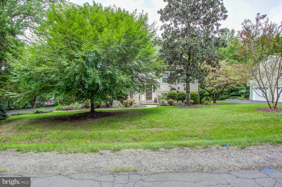 1814 Cranberry Lane Reston, VA 20191 - Photo 3 of 30 a view of a patio with a yard