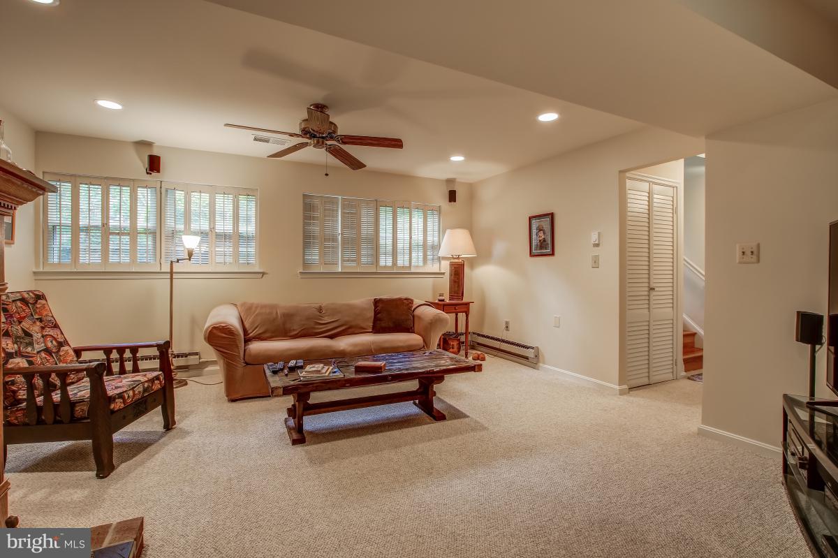 1814 Cranberry Lane Reston, VA 20191 - Photo 25 of 30 a living room with furniture