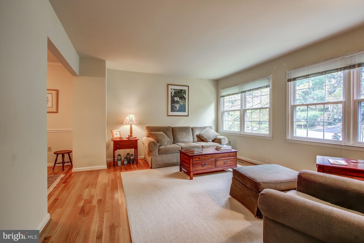 1814 Cranberry Lane Reston, VA 20191 - Photo 4 of 30 a living room with furniture and a window