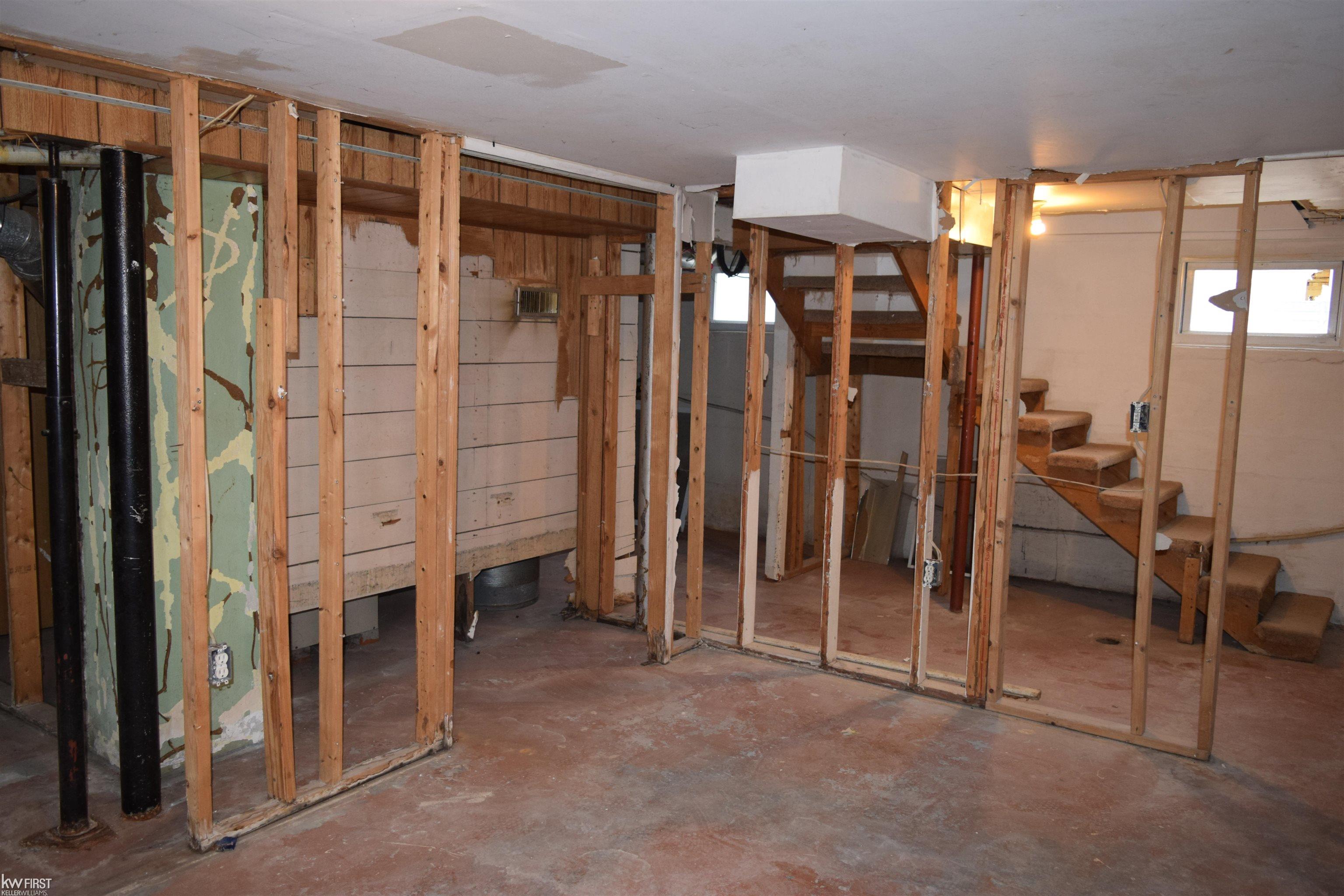 2117 Kenneth Street Burton, MI 48529 - Photo 17 of 22 50098192-16.JPG