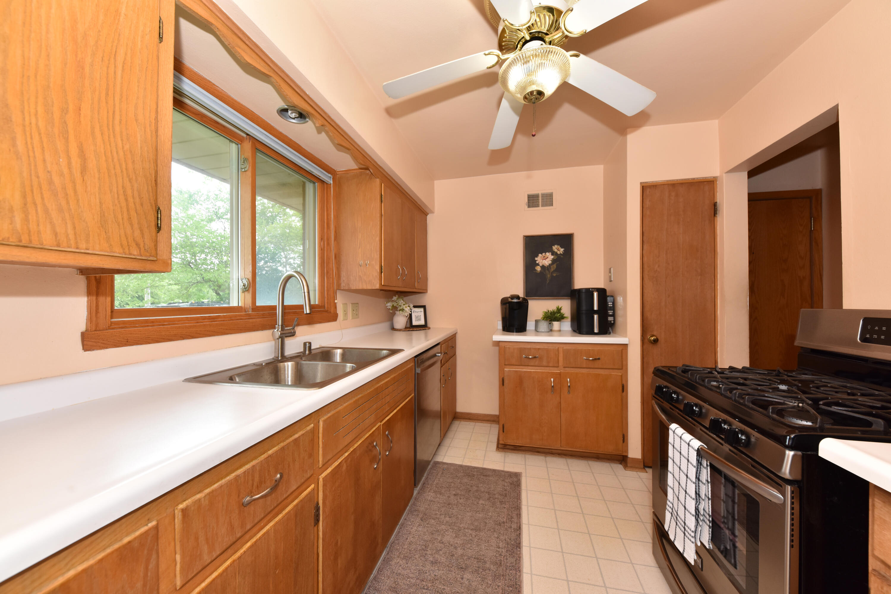 W156 N8028 Pilgrim Road Menomonee Falls, WI 53051 - Photo 13 of 30 Kitchen
