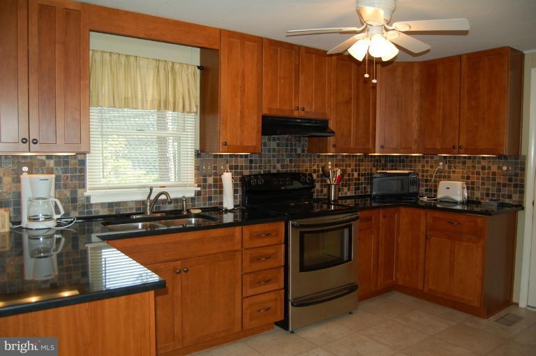 6140 Twin Point Cove Road Cambridge, MD 21613 - Photo 19 of 30 Beautifully renovated kitchen