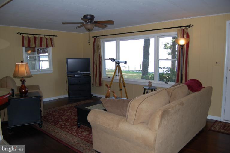 6140 Twin Point Cove Road Cambridge, MD 21613 - Photo 5 of 30 Living Room