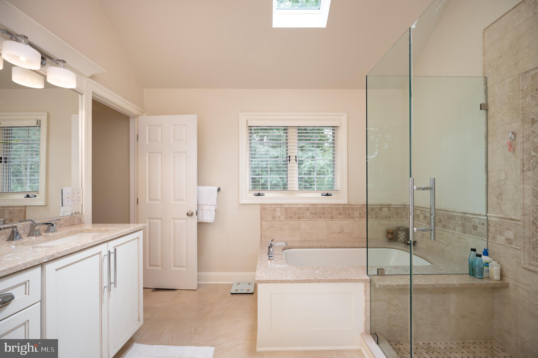 38 Arizona State Drive Newark, DE 19713 - Photo 23 of 39 Glass enclosed shower and soaking tub!