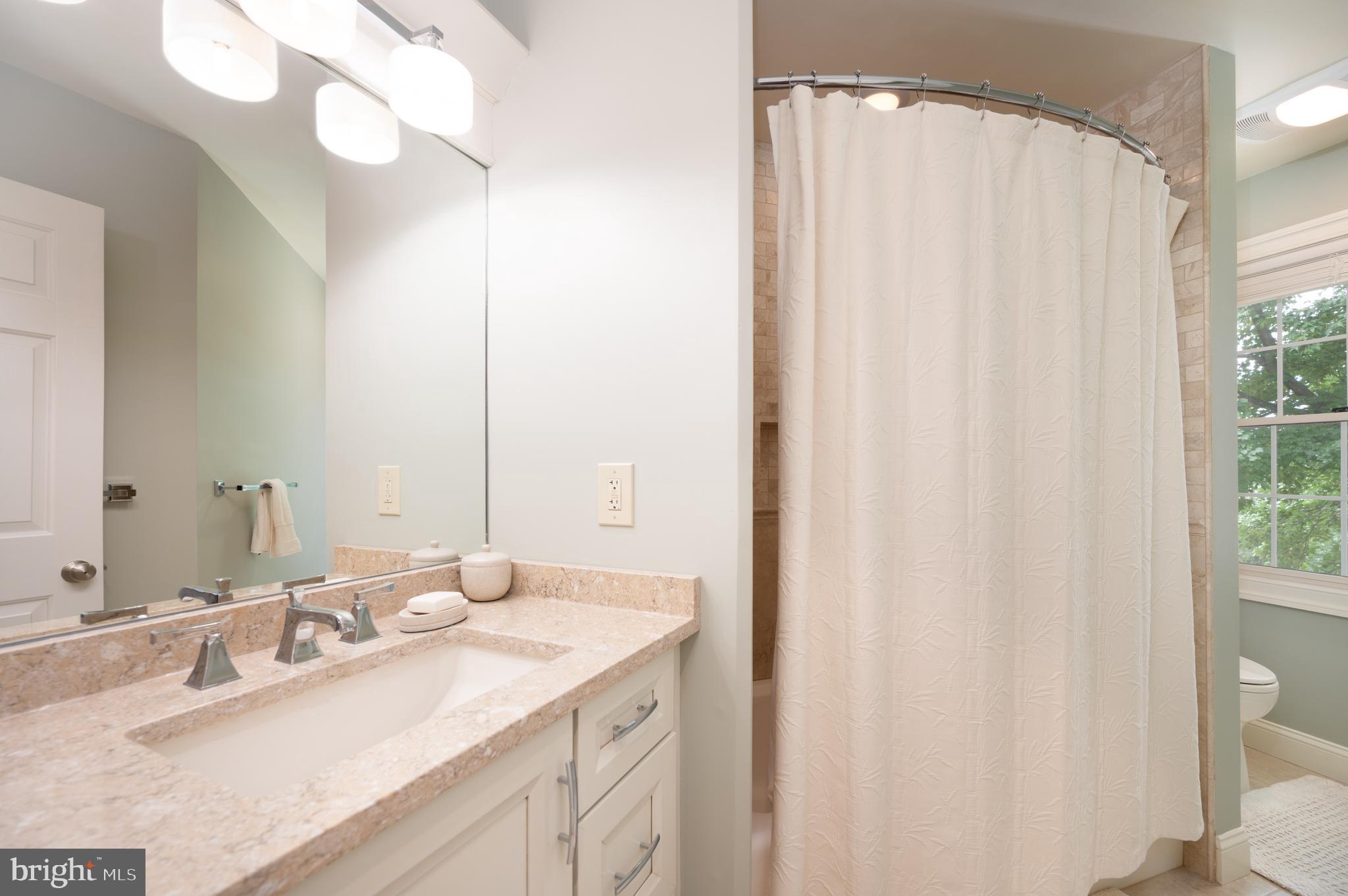 38 Arizona State Drive Newark, DE 19713 - Photo 31 of 39 Hall bath - updated!