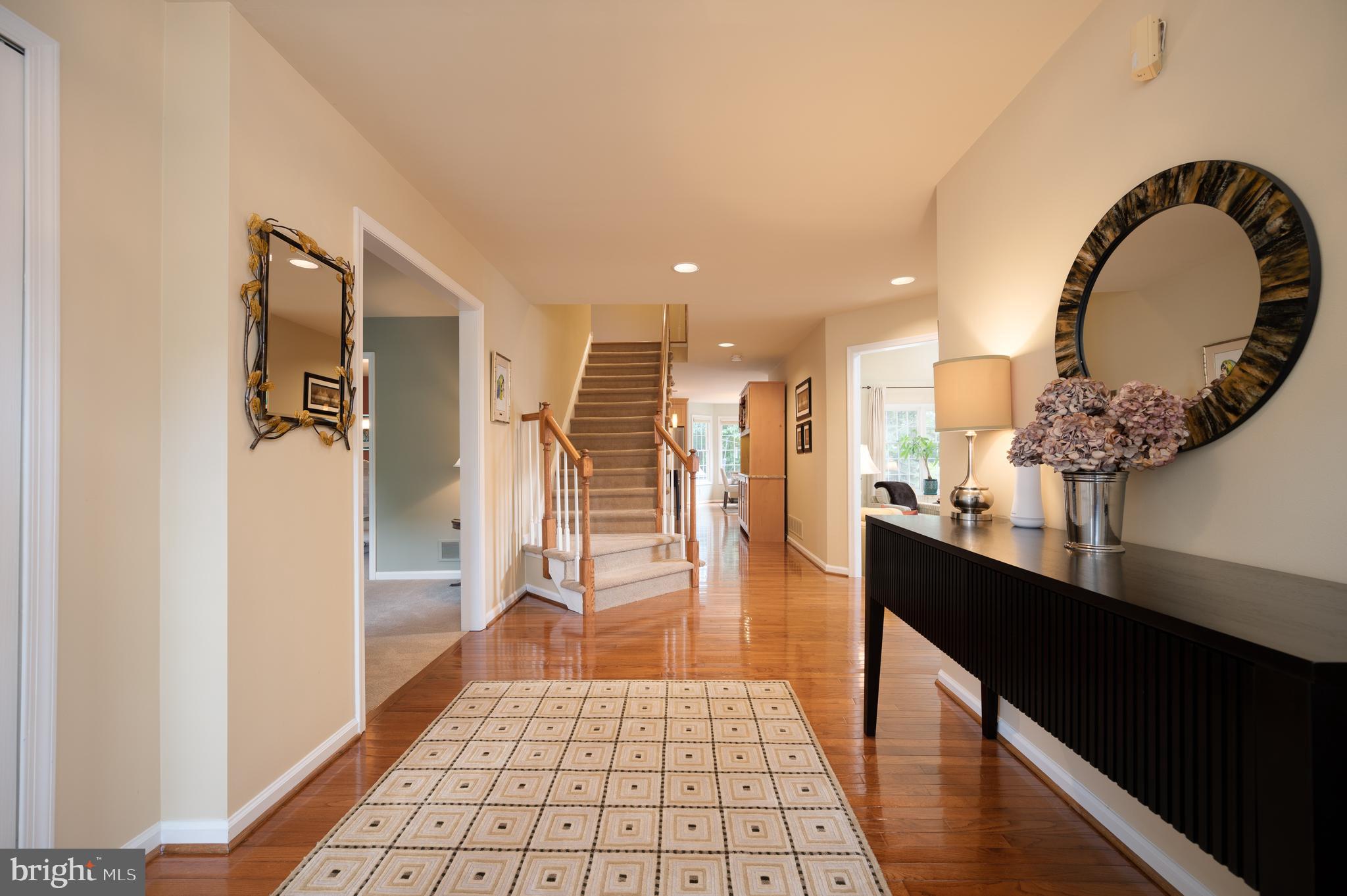 38 Arizona State Drive Newark, DE 19713 - Photo 4 of 39 Large foyer hardwood