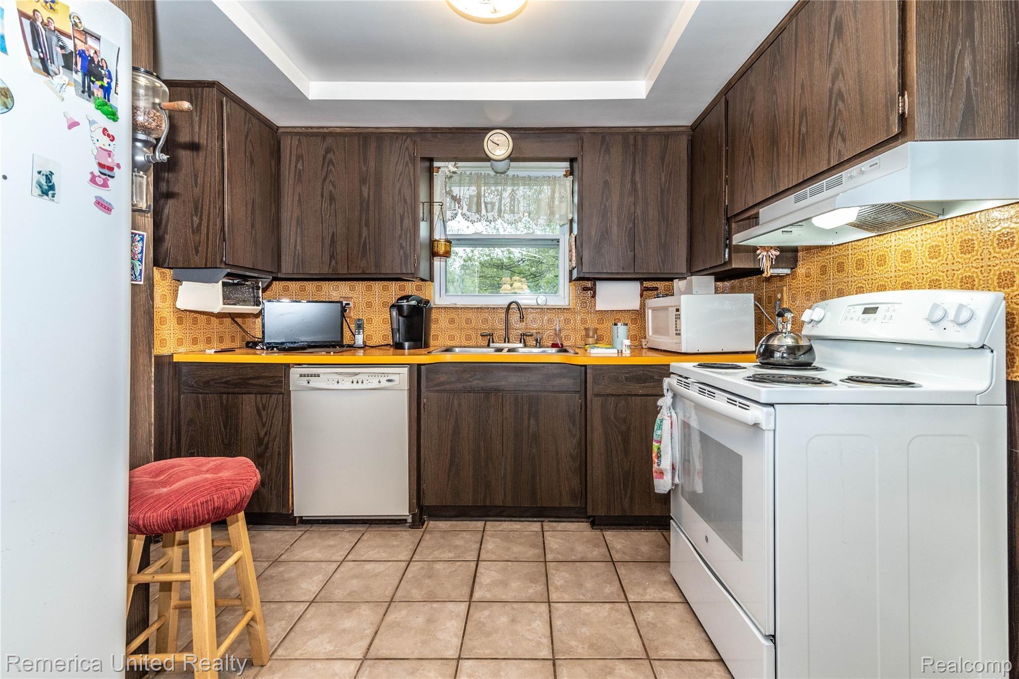 44135 West 11 Mile Road Novi, MI 48375 - Photo 6 of 12 Kitchen.jpg