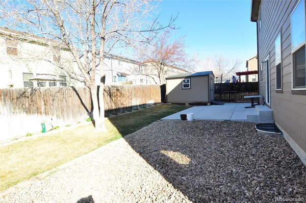 a view of a backyard