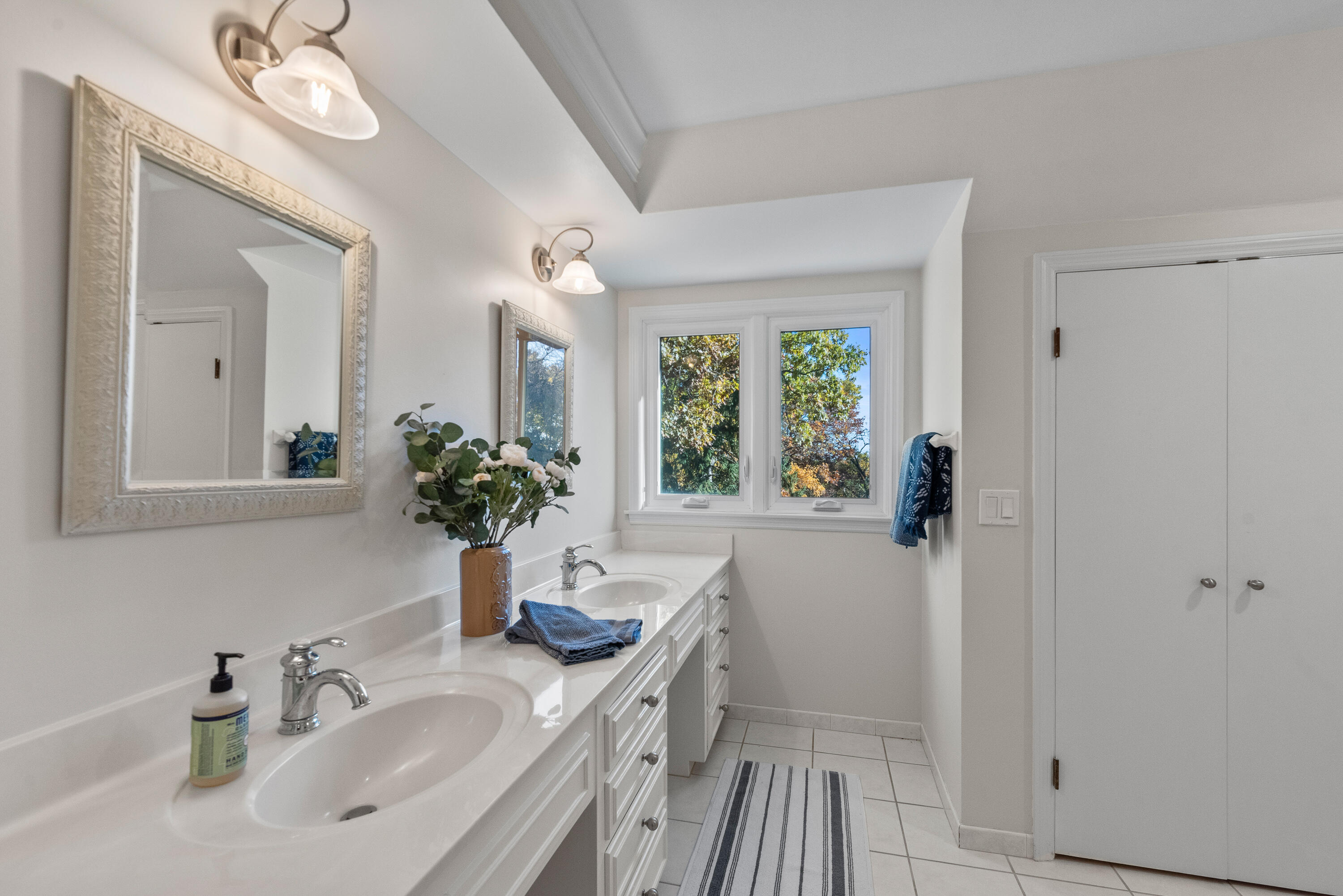 14220 Hillside Road Elm Grove, WI 53122 - Photo 32 of 56 Bathroom