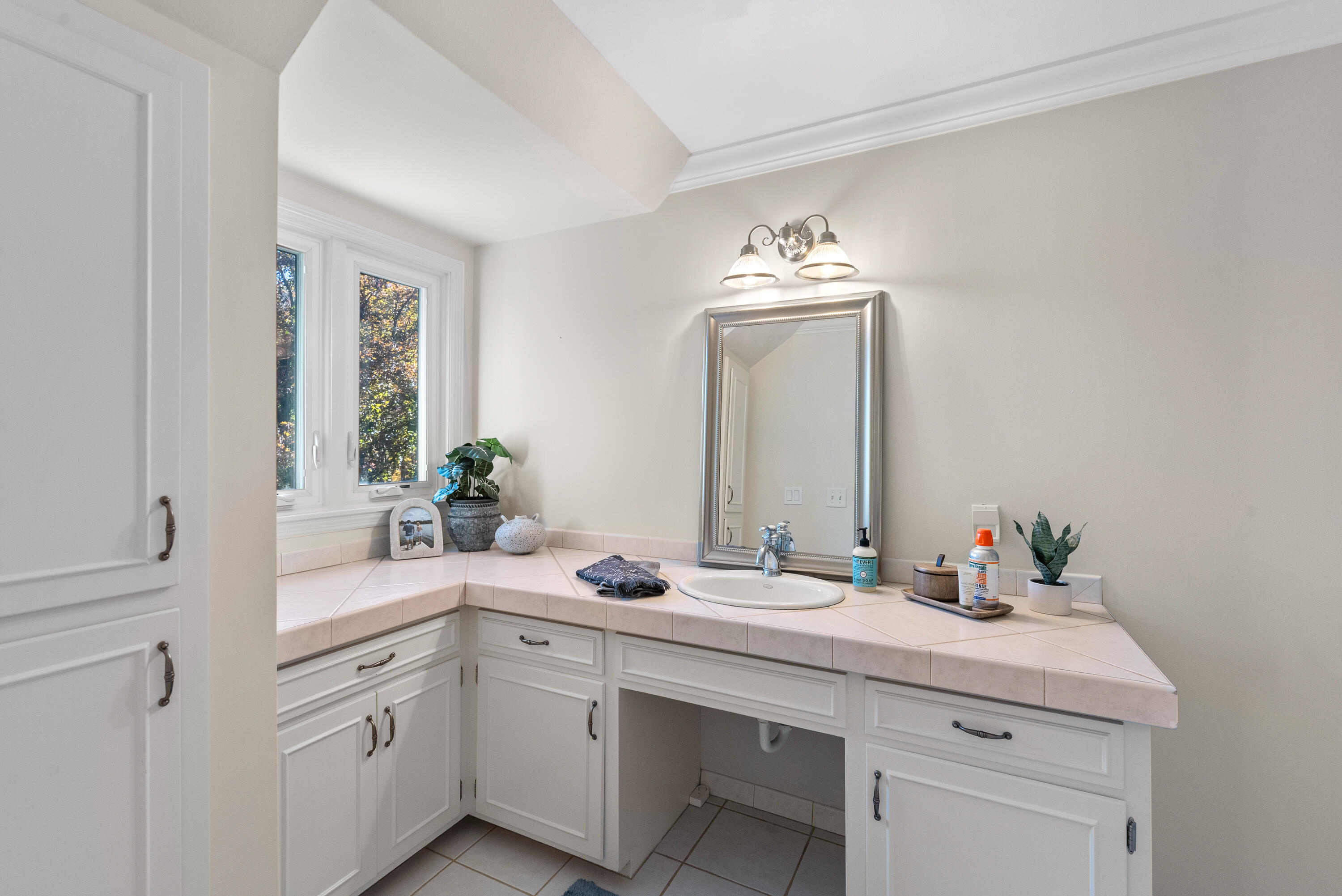 14220 Hillside Road Elm Grove, WI 53122 - Photo 36 of 56 Bathroom