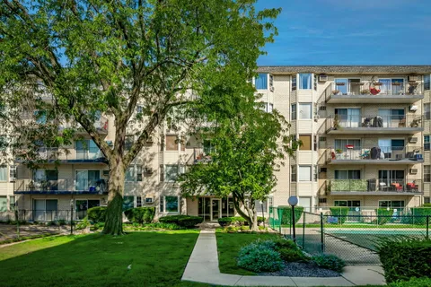 $189,900 | 5510 Lincoln Avenue, Unit 101, Morton Grove, IL 60053