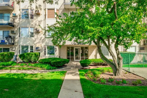 $189,900 | 5510 Lincoln Avenue, Unit 101, Morton Grove, IL 60053